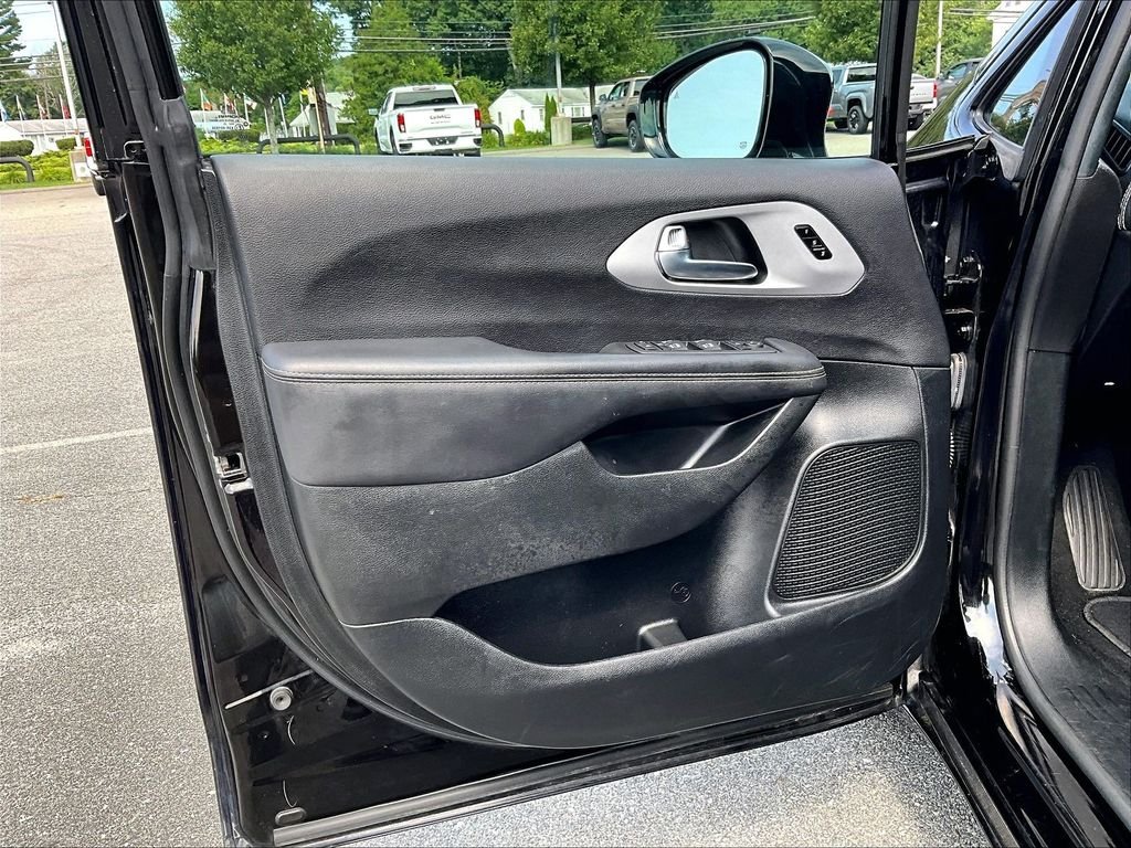 Used 2025 Black Chrysler Limited image 9