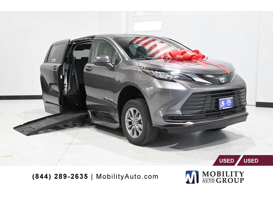 2023 Toyota Sienna LE 8-Passenger Hybrid FWD's photo