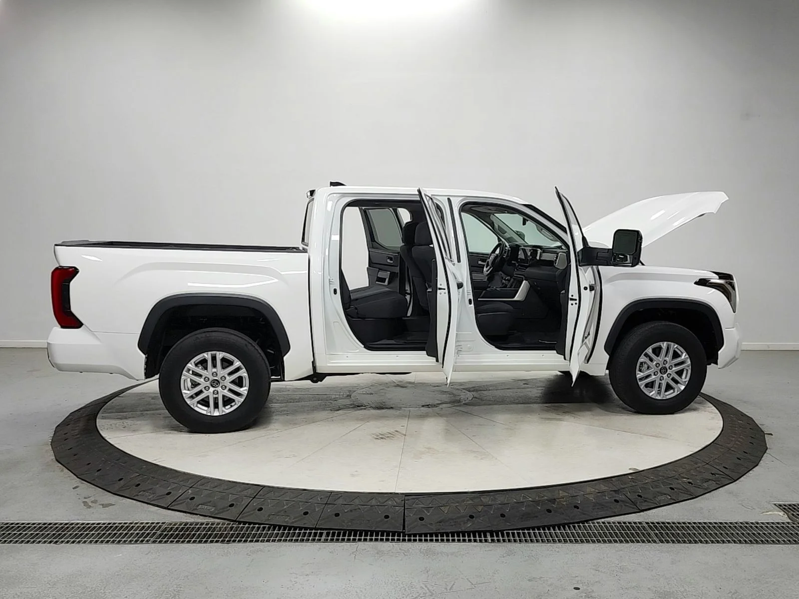 Used 2022 White Toyota SR5 image 16