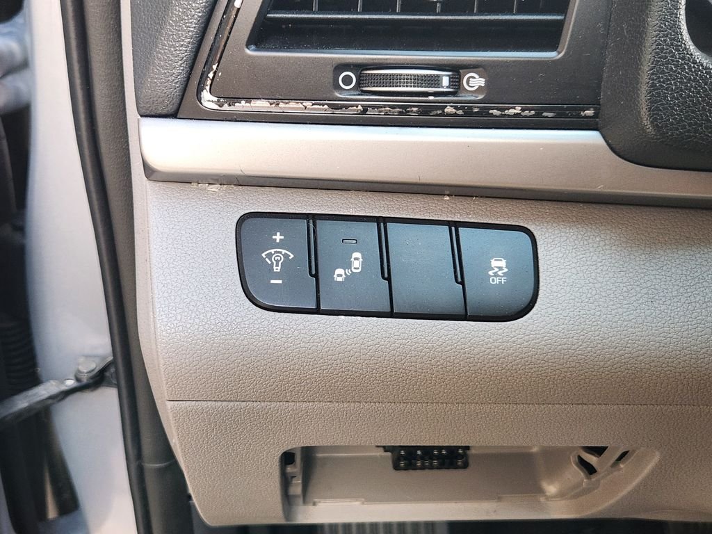 Used 2017  Hyundai SE image 23