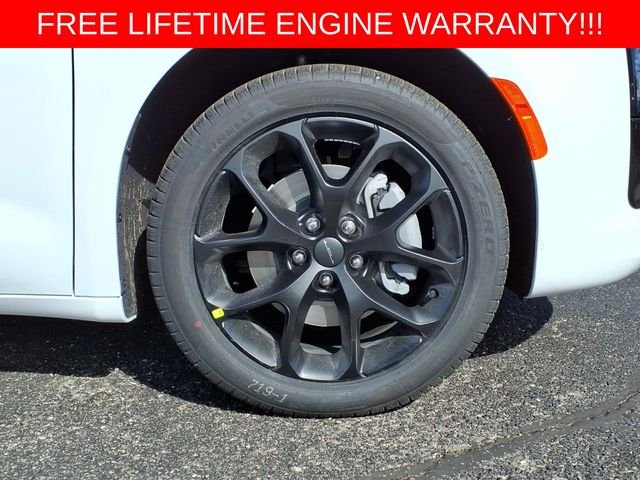 New 2027 Bright White Clear-Coat Exterior Paint Chrysler Limited image 9