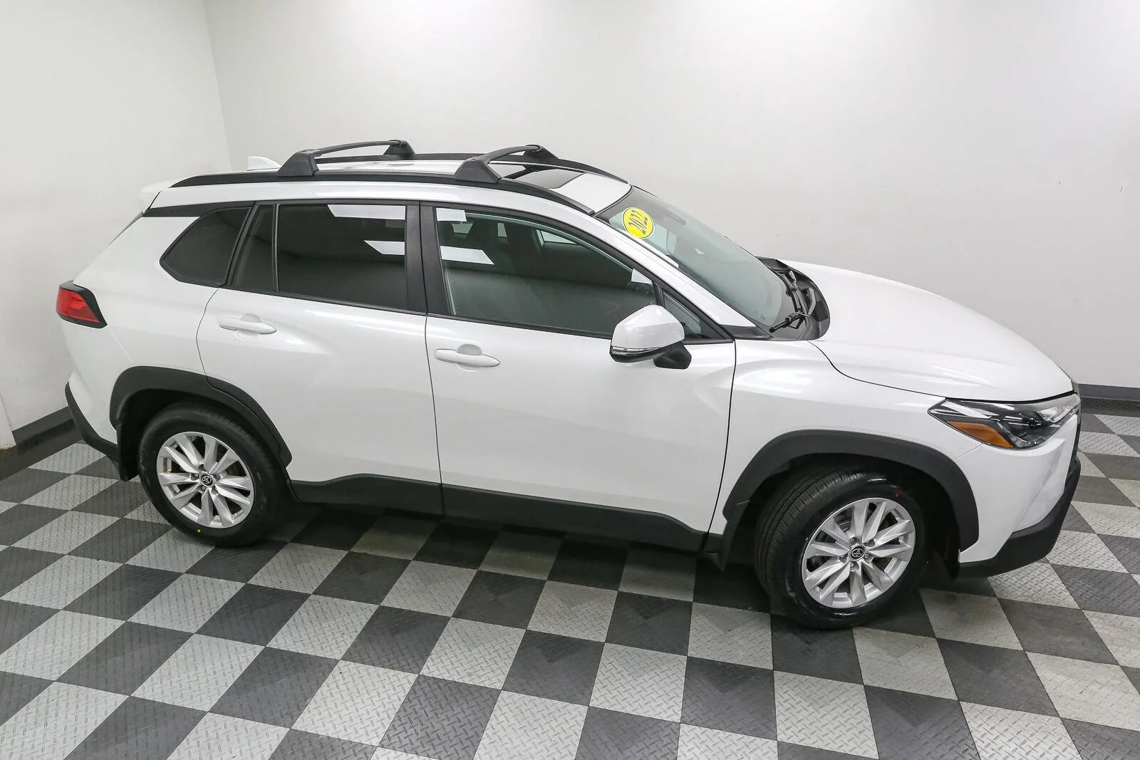 Used 2022 Wind Chill Pearl Toyota LE image 5