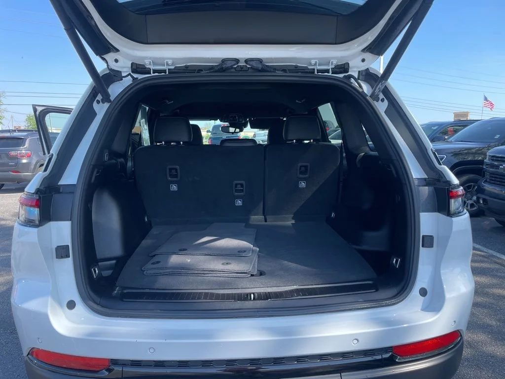 Used 2024 White Jeep Altitude image 32