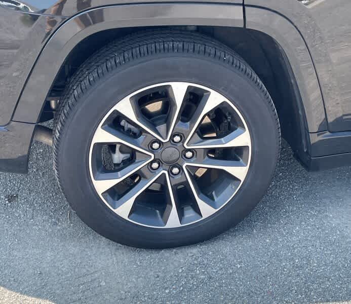 Used 2025 Diamond Black Crystal Pearlcoat Jeep Overland image 11