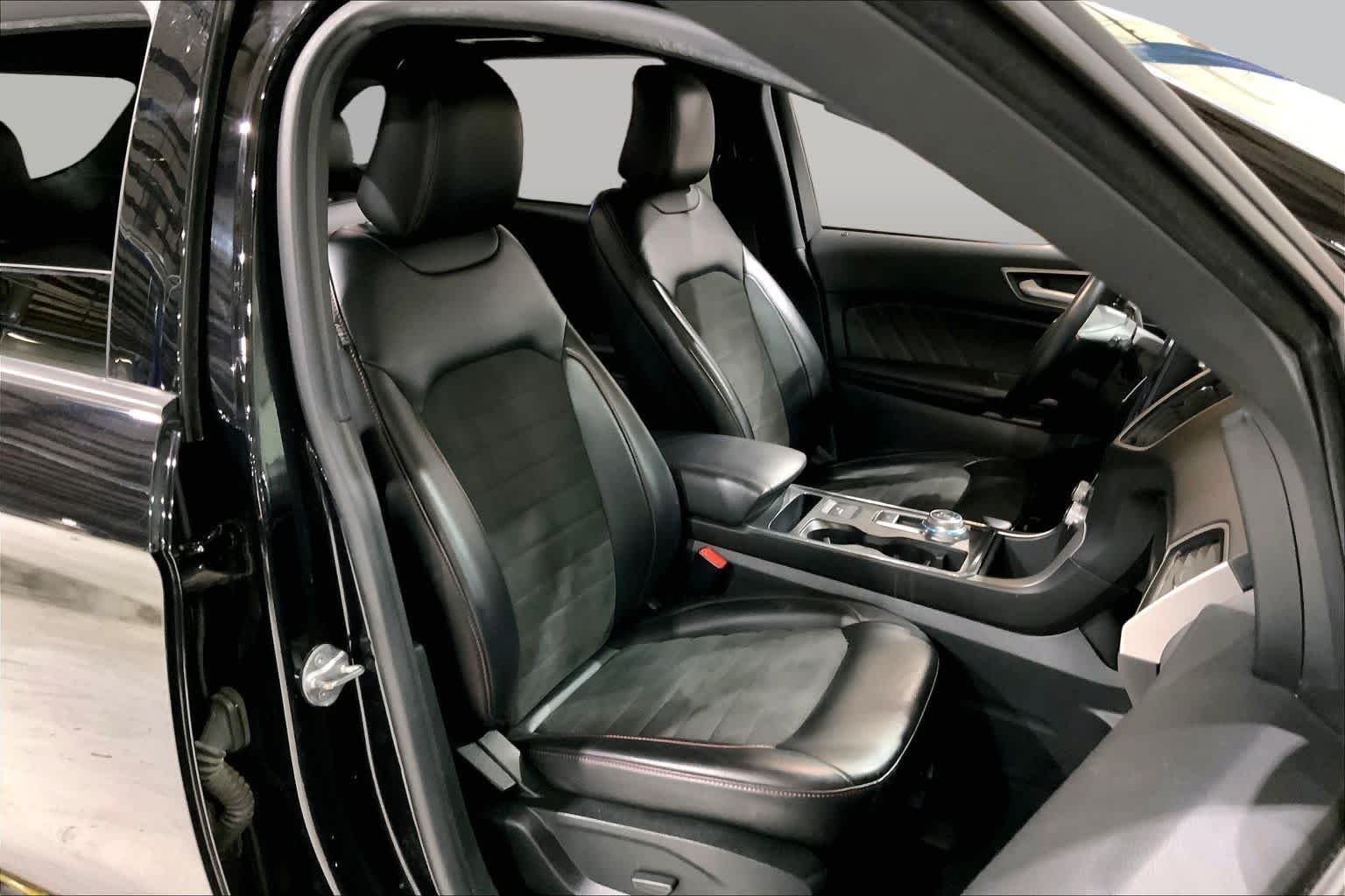 Used 2022 Agate Black Metallic Ford ST-Line image 9
