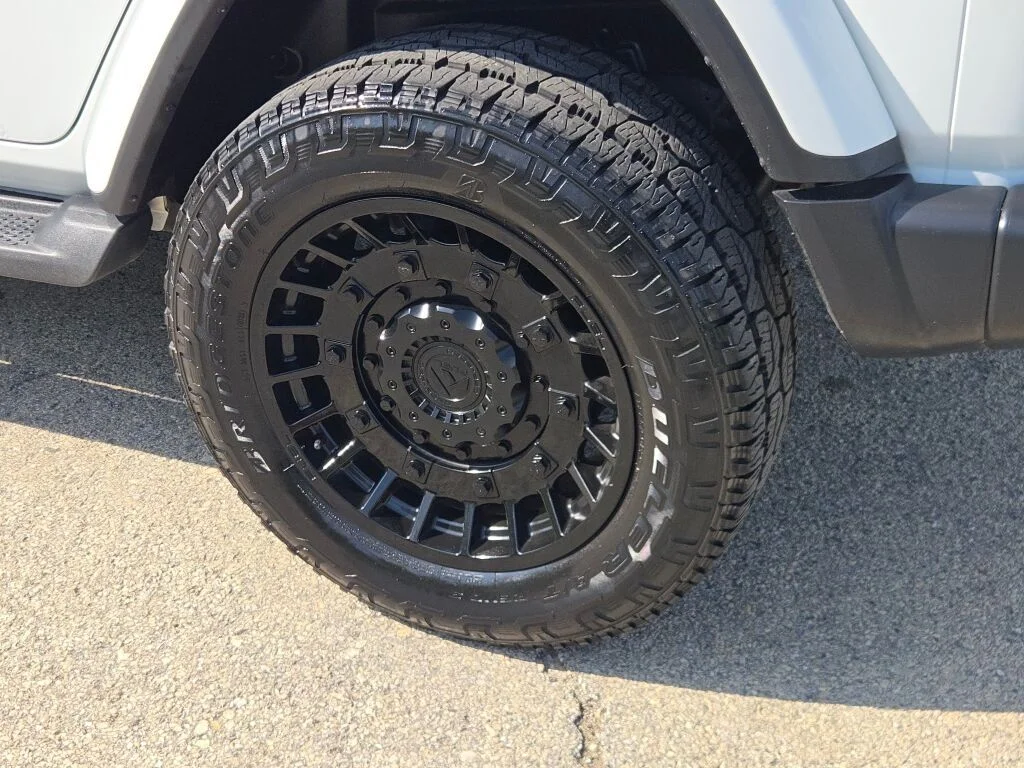 Used 2019 White Jeep Unlimited Sahara image 16