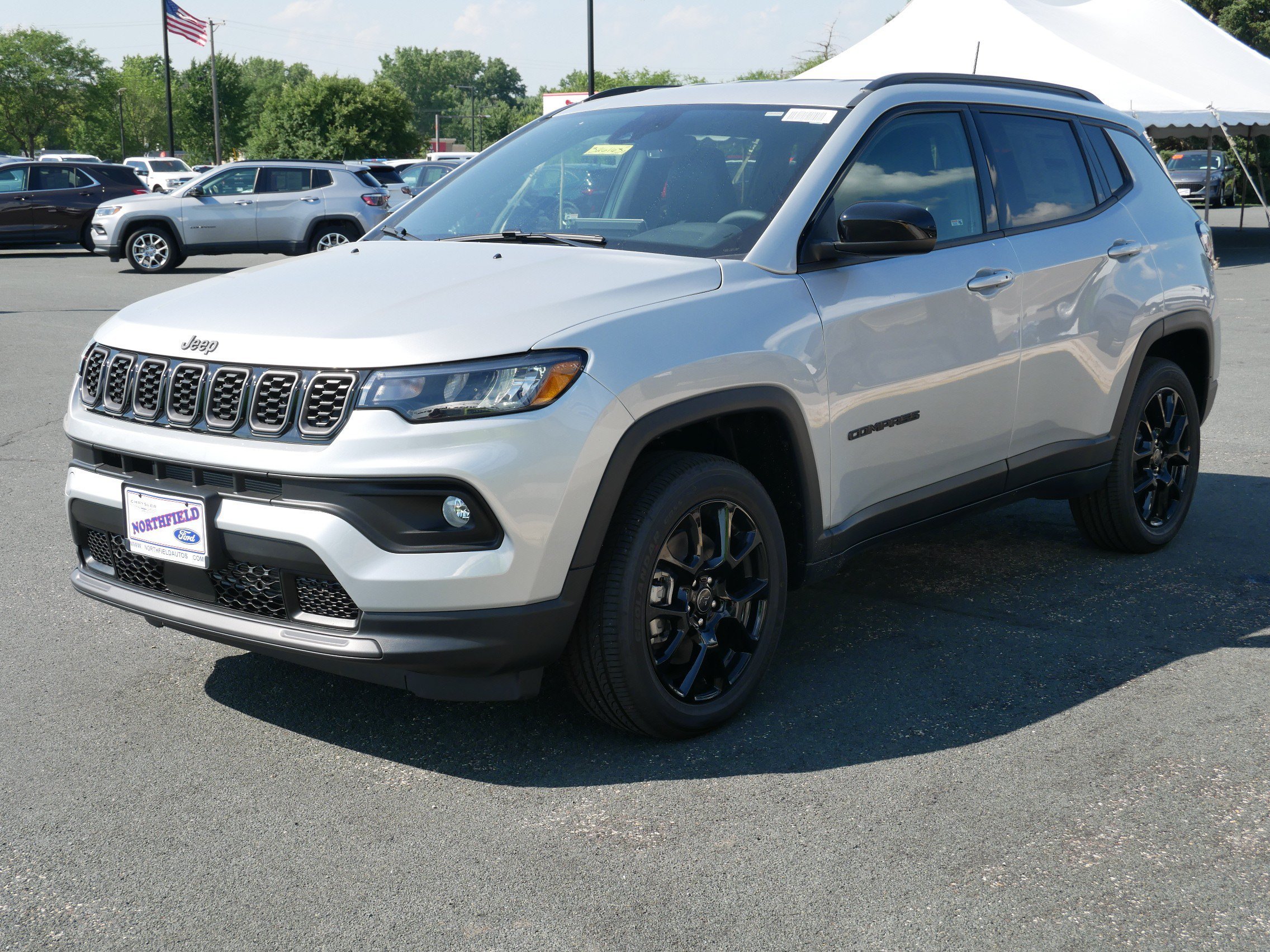 New 2026 Silver Zynith Metallic Clearcoat Jeep Latitude Altitude image 4