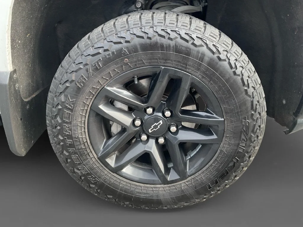 Used 2020 SUMMIT WHITE Chevrolet LT Trail Boss image 12