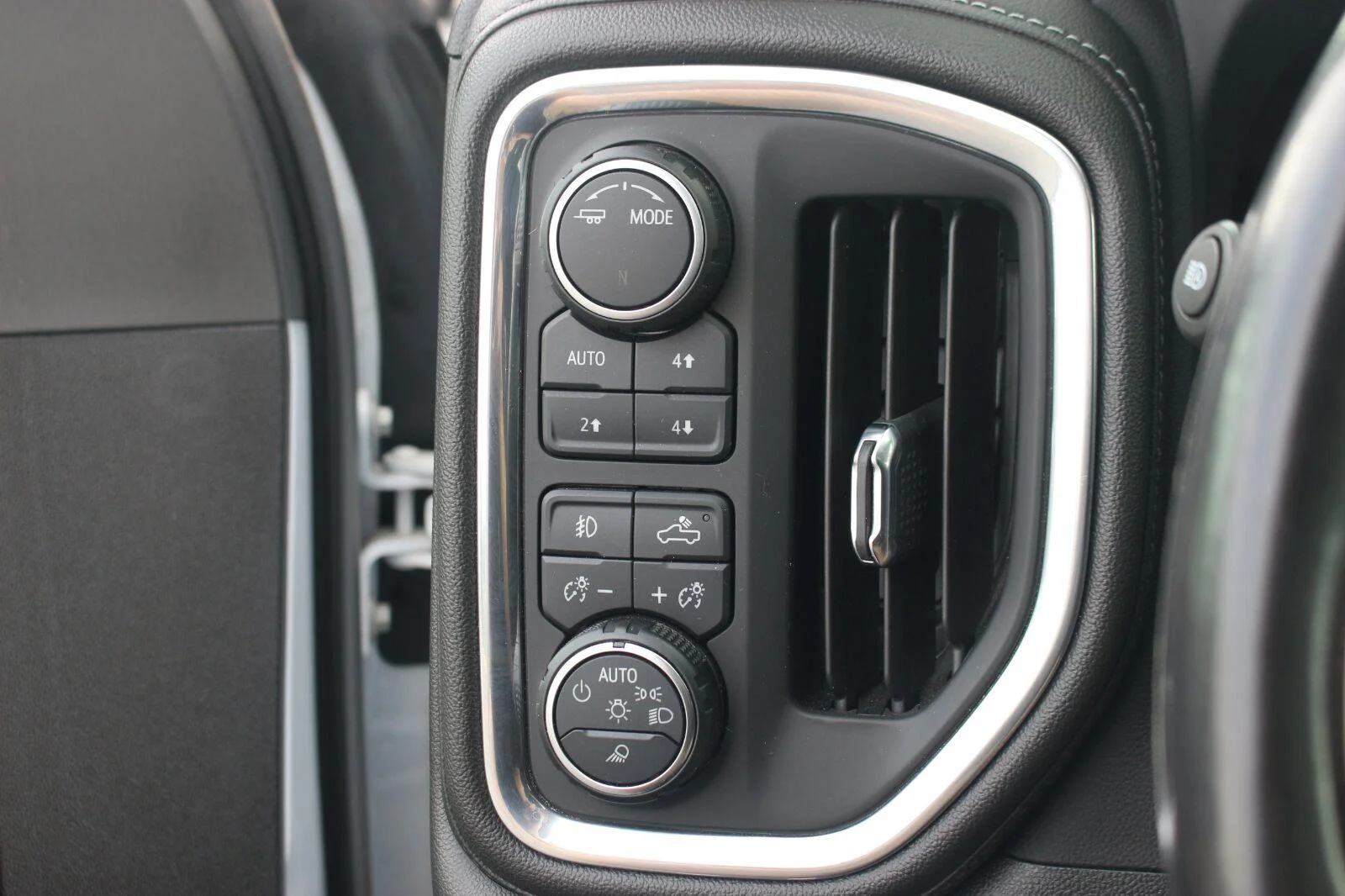 Used 2023 IRIDESCENT PEARL TRICOAT Chevrolet High Country image 34