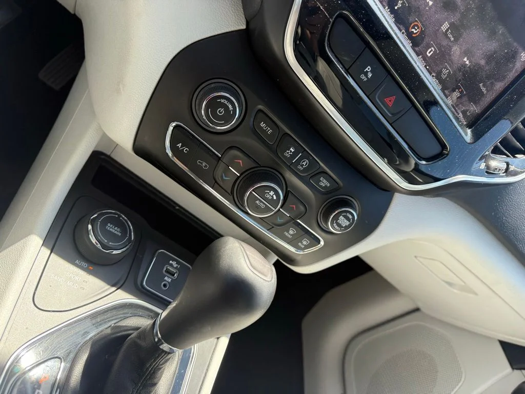 Used 2019 Gray Jeep Limited image 17