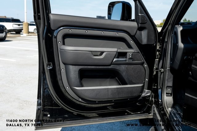 Used 2025 Santorini Black Metallic Land Rover X-Dynamic SE image 46