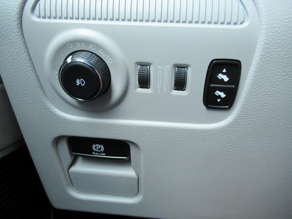Used 2022 White Jeep Series II image 22