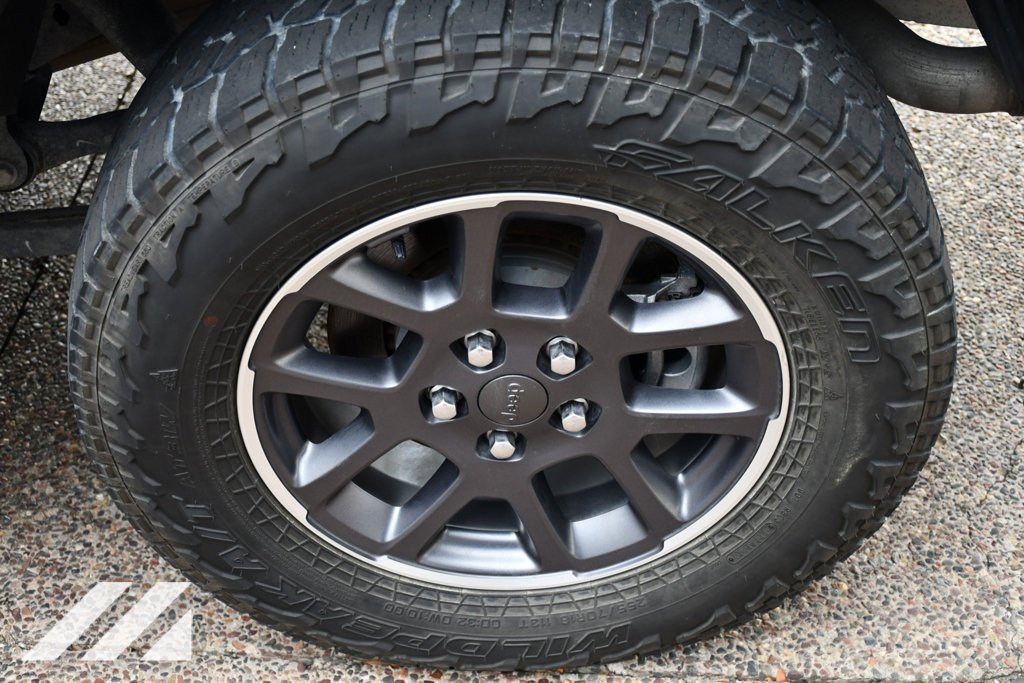 Used 2021 Blue Jeep Overland image 31