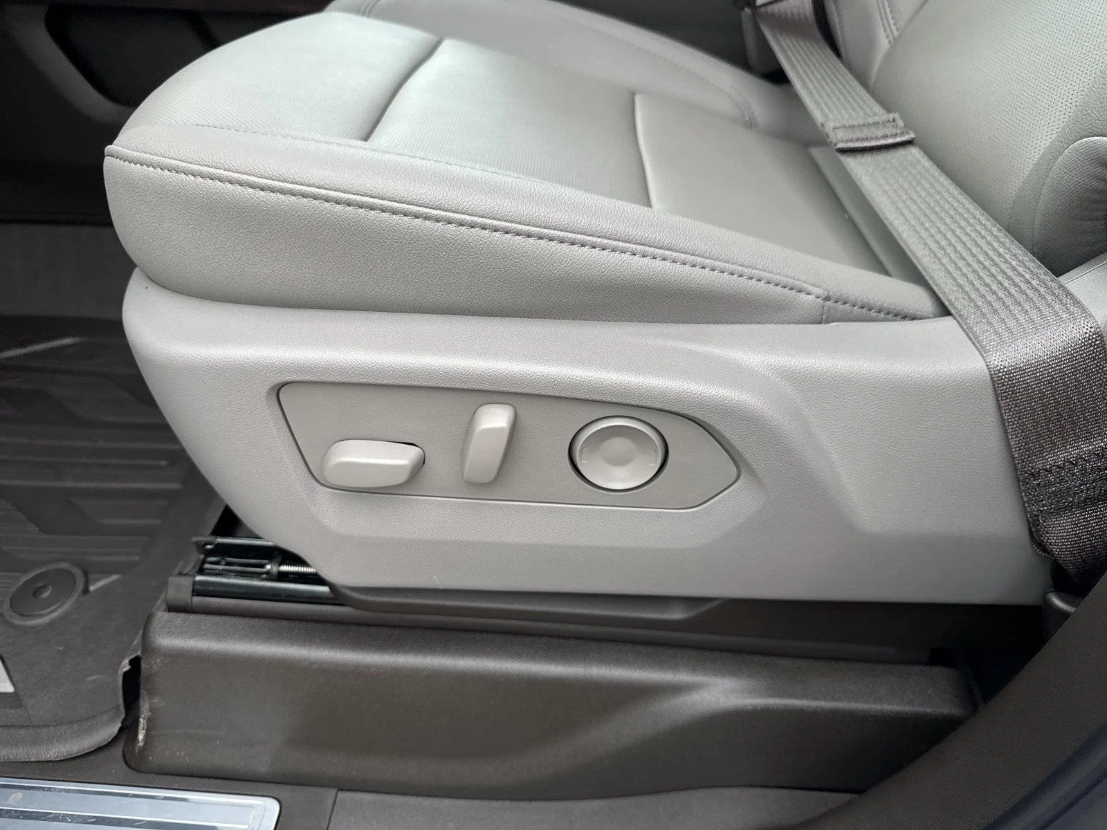 New 2026 Glacier White Tricoat GMC SLT image 12