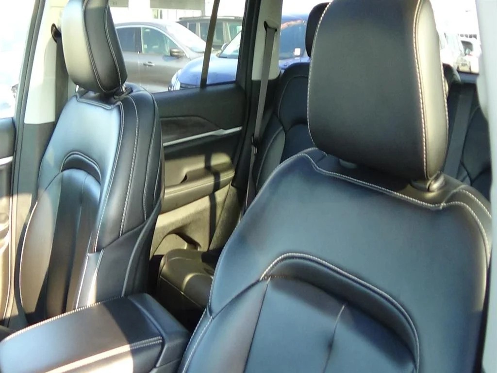 Used 2023 Silver Zynith Clear Coat (pse) Jeep 4xe image 22