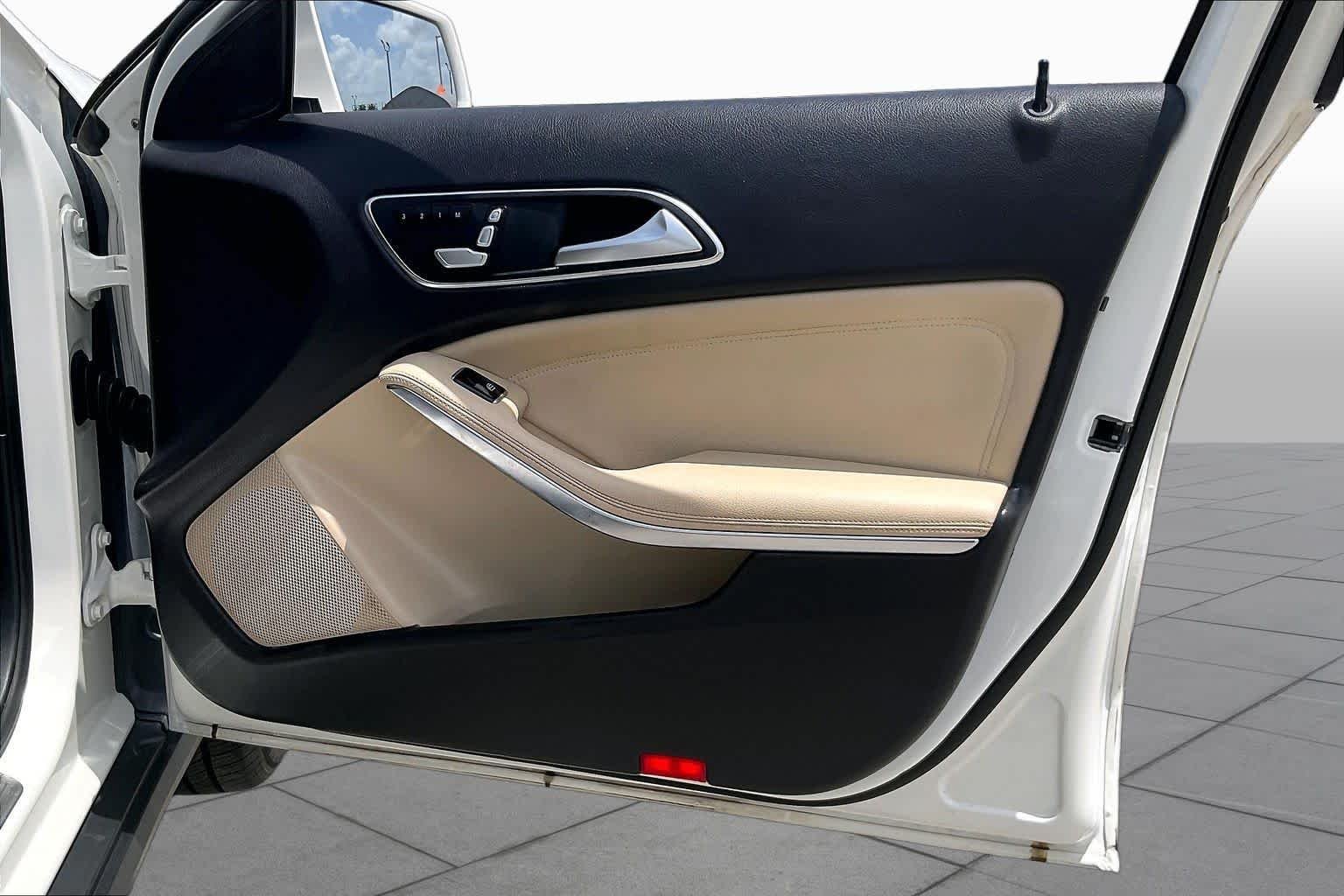 Used 2019 Polar White Mercedes-Benz GLA 250 image 22