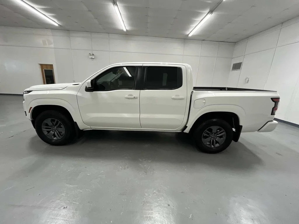 Used 2025 Glacier White Nissan SV CREW CAB 4X4 3.8L V6 1 Owner image 5