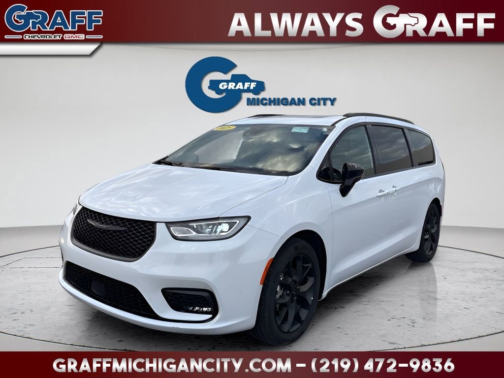 2025 Chrysler Pacifica Limited's photo