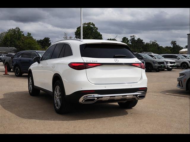 Used 2023  Mercedes-Benz GLC 300 4MATIC® image 3