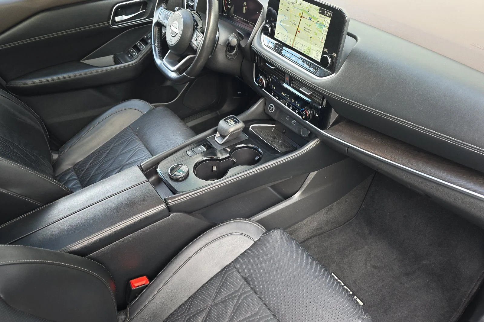 Used 2023 White Nissan Platinum image 17