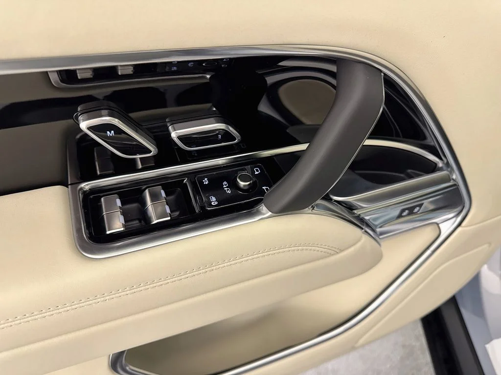New 2026 Ionian Silver in Gloss finish Land Rover SE image 18