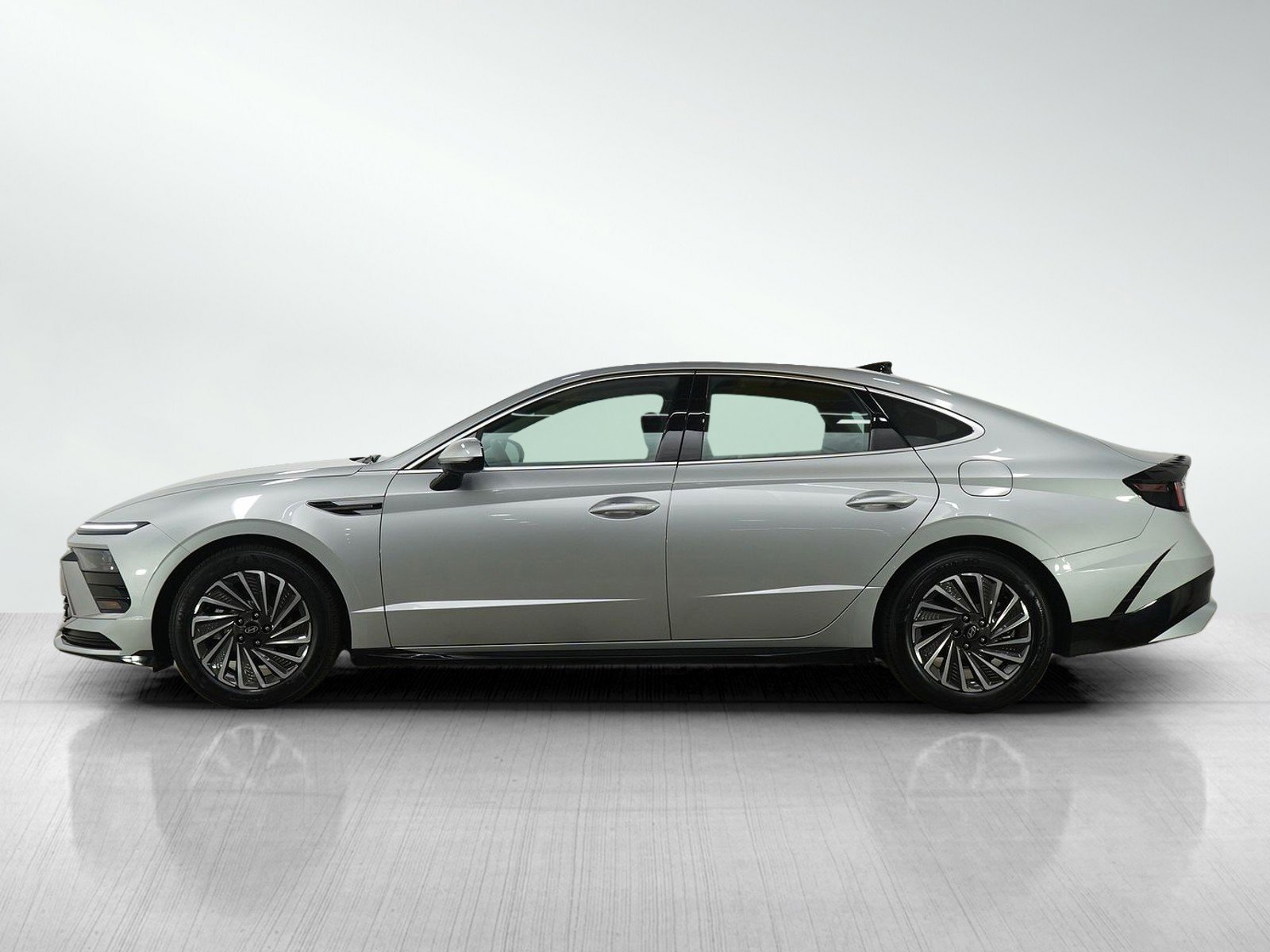 Used 2025 Hyundai Sonata Hybrid SEL with VIN KMHL34JJ4SA129368 for sale in Minneapolis, Minnesota