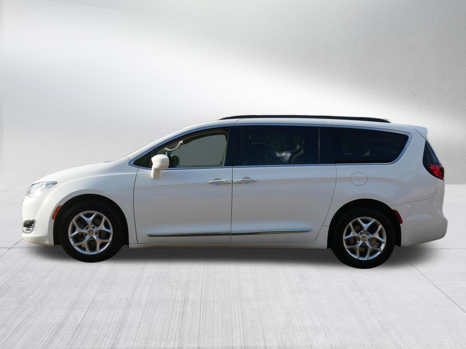 Used 2017 Bright White Clearcoat Chrysler Touring-L image 4