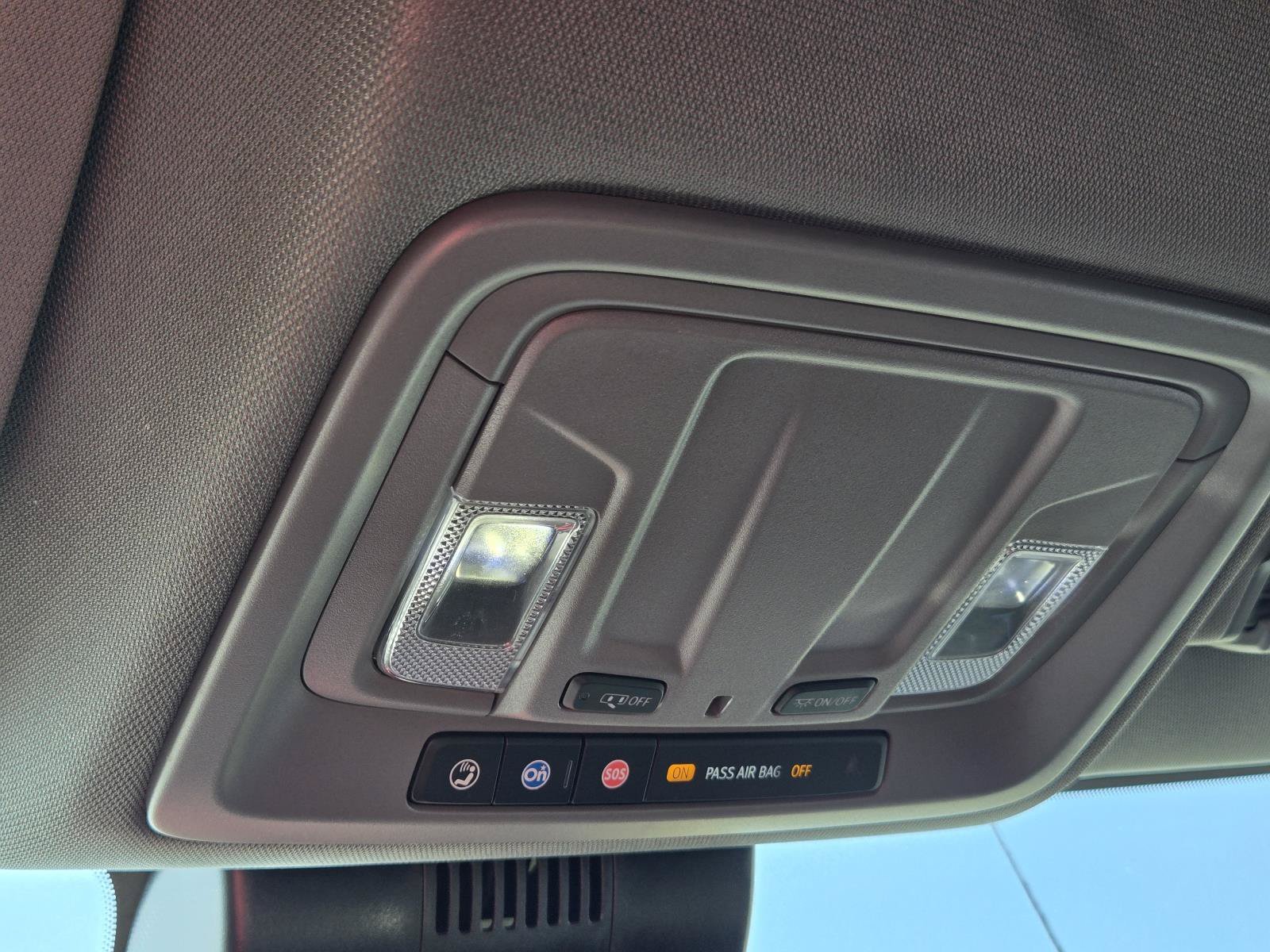 Used 2025 Summit White GMC SLT image 31