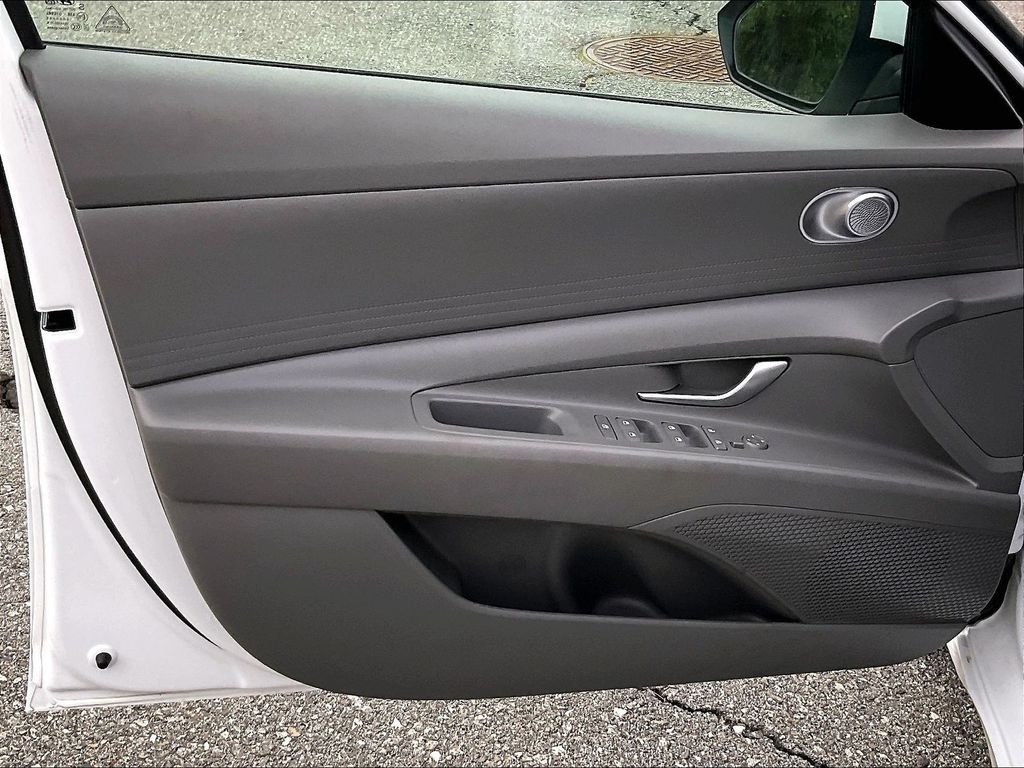 Used 2024 White Hyundai SEL image 9