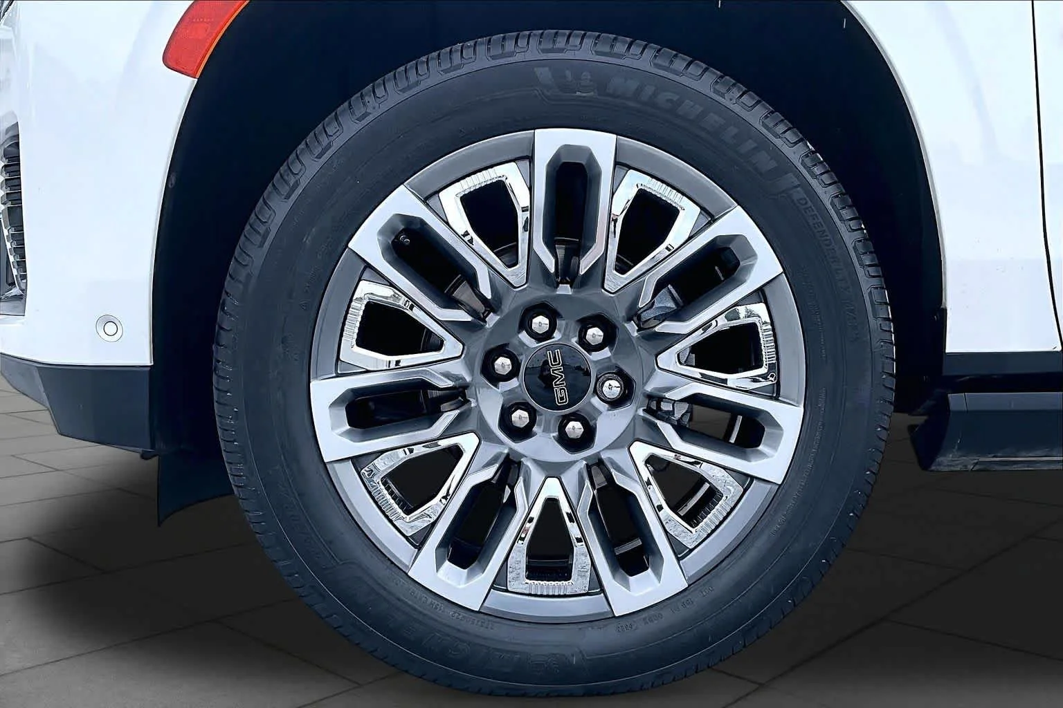 Used 2023 White Frost Tricoat GMC Denali Ultimate image 11