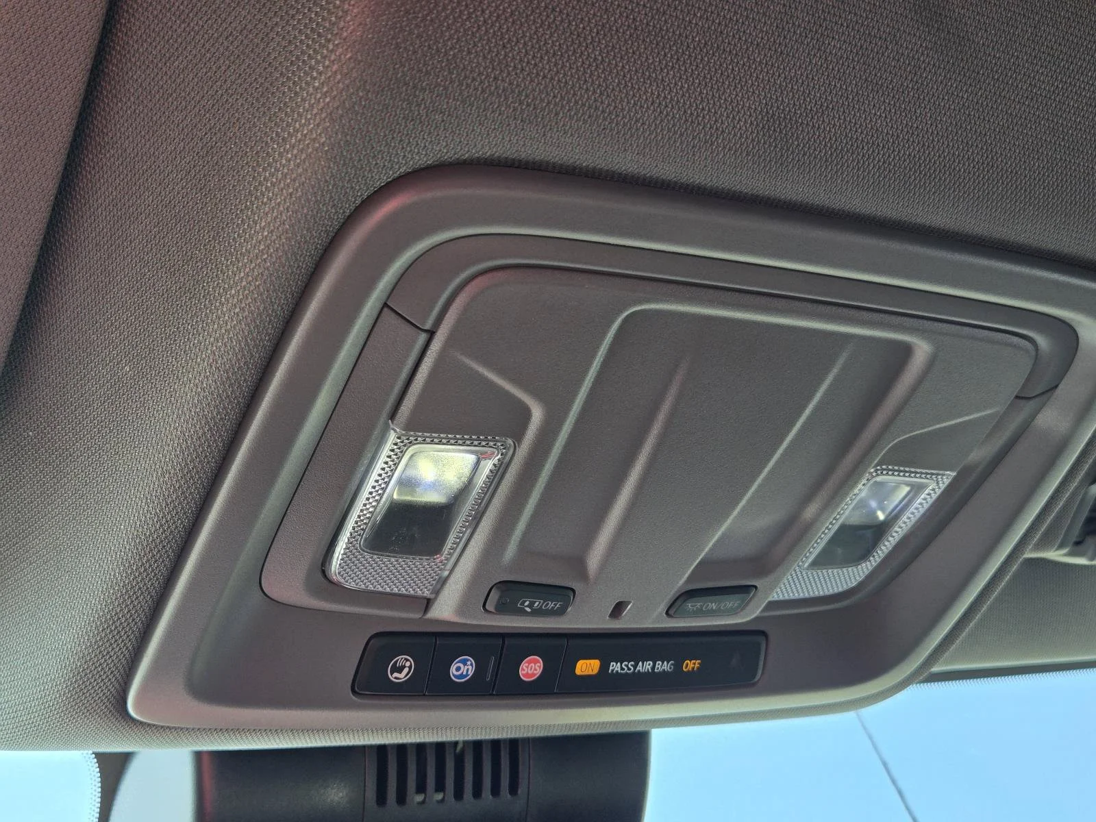 Used 2025 Summit White GMC SLT image 31