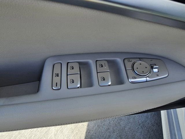 2025 GENESIS G70 Standard - Photo 19