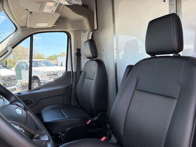 New 2026 Oxford White Ford Cutaway image 40