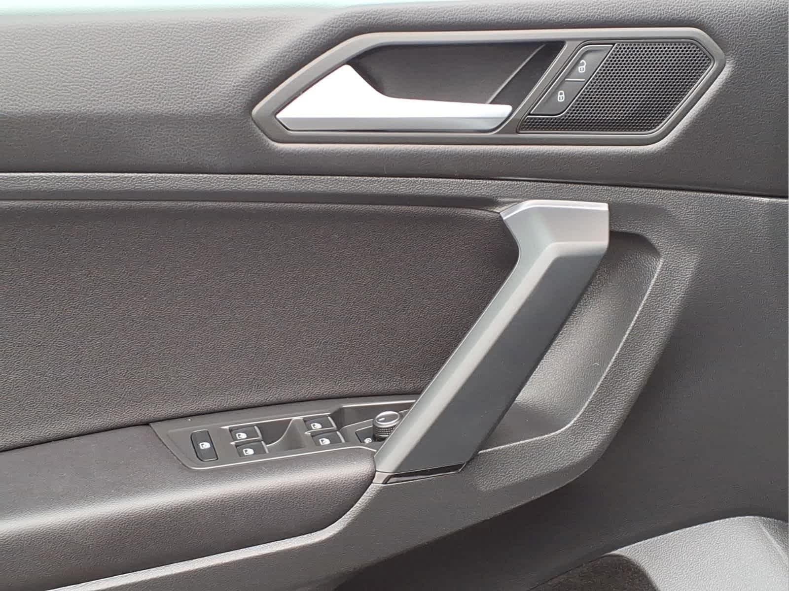 Used 2019 Pyrite Silver Metallic Volkswagen SE image 12