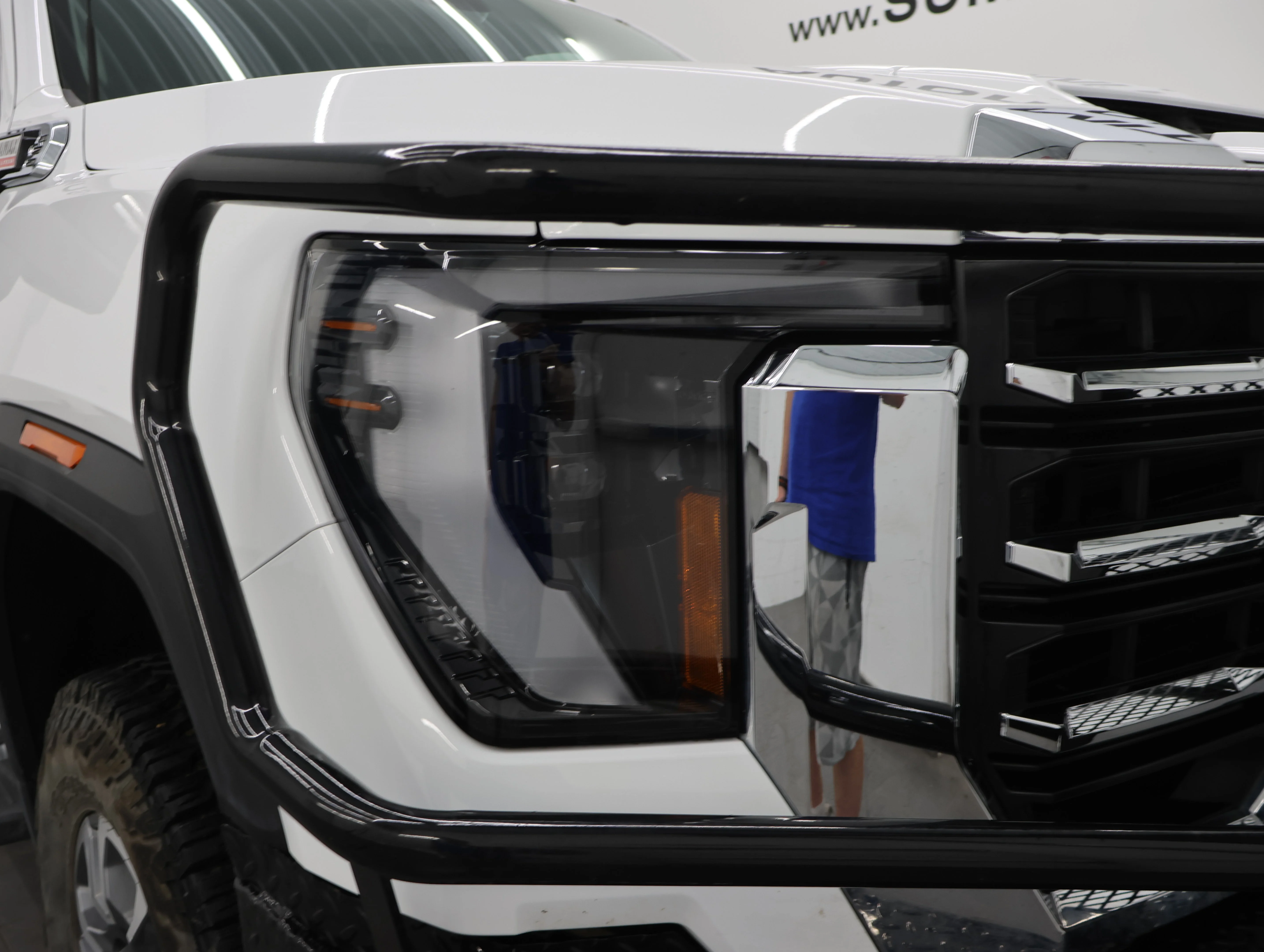 Used 2025 Summit White GMC SLE image 23