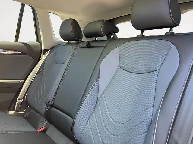 2025 Volkswagen Tiguan SE - Photo 13