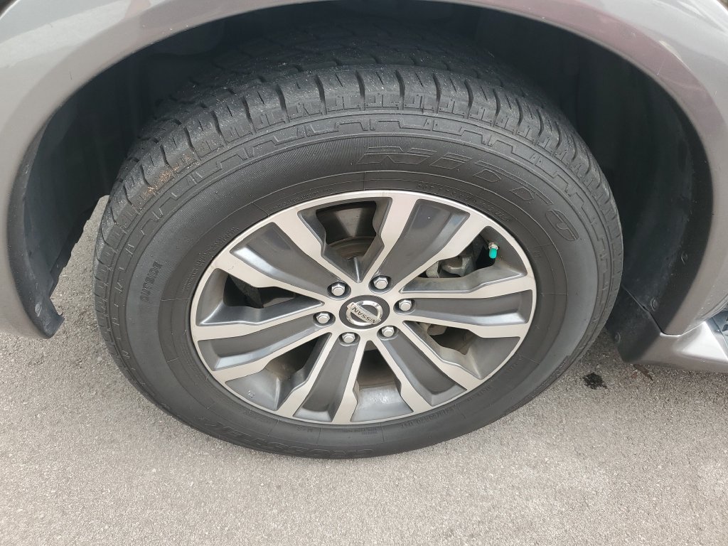Used 2018 Black Nissan SL image 4