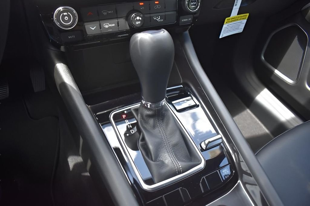 Used 2025 White Jeep Latitude image 23