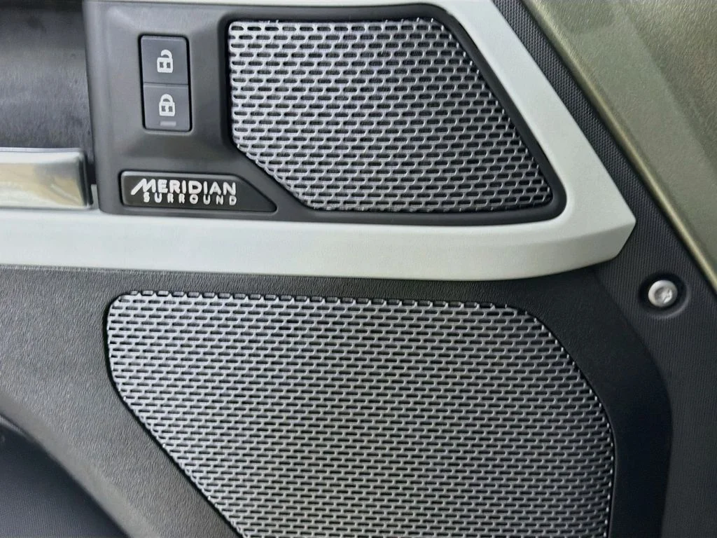 Used 2023 Green Land Rover SE image 19