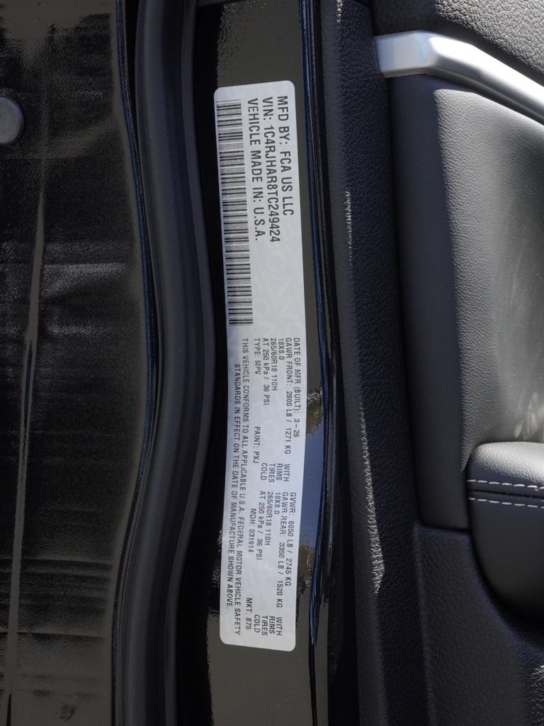 New 2026 Diamond Black Crystal Pearl-Coat Exterior Paint Jeep Laredo Altitude image 30