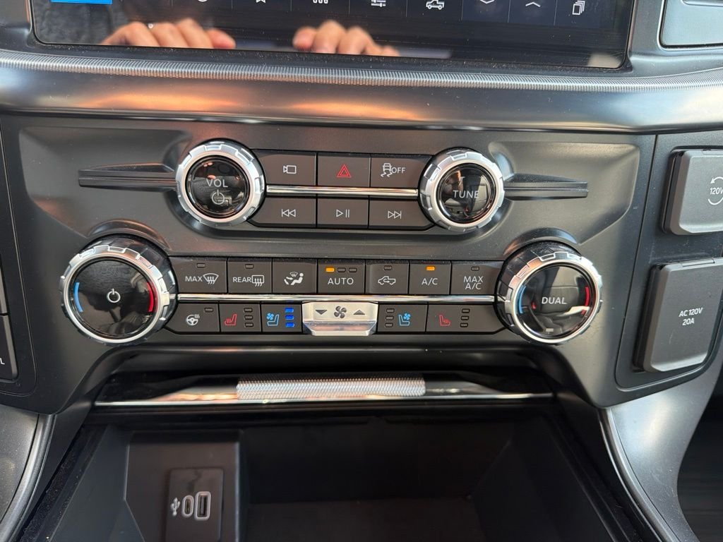 Used 2025 Agate Black Metallic Ford Lariat image 24