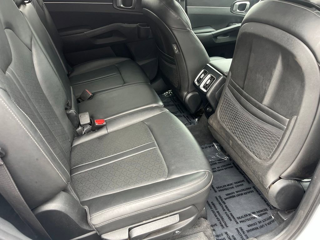 Used 2022 White Kia S image 32