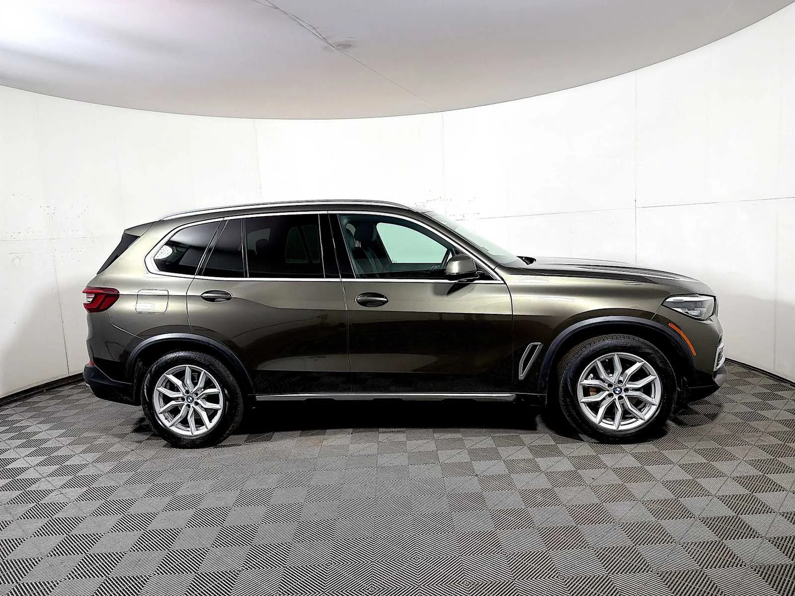 Certified Used 2023 Manhattan Green Metallic BMW xDrive40i image 7