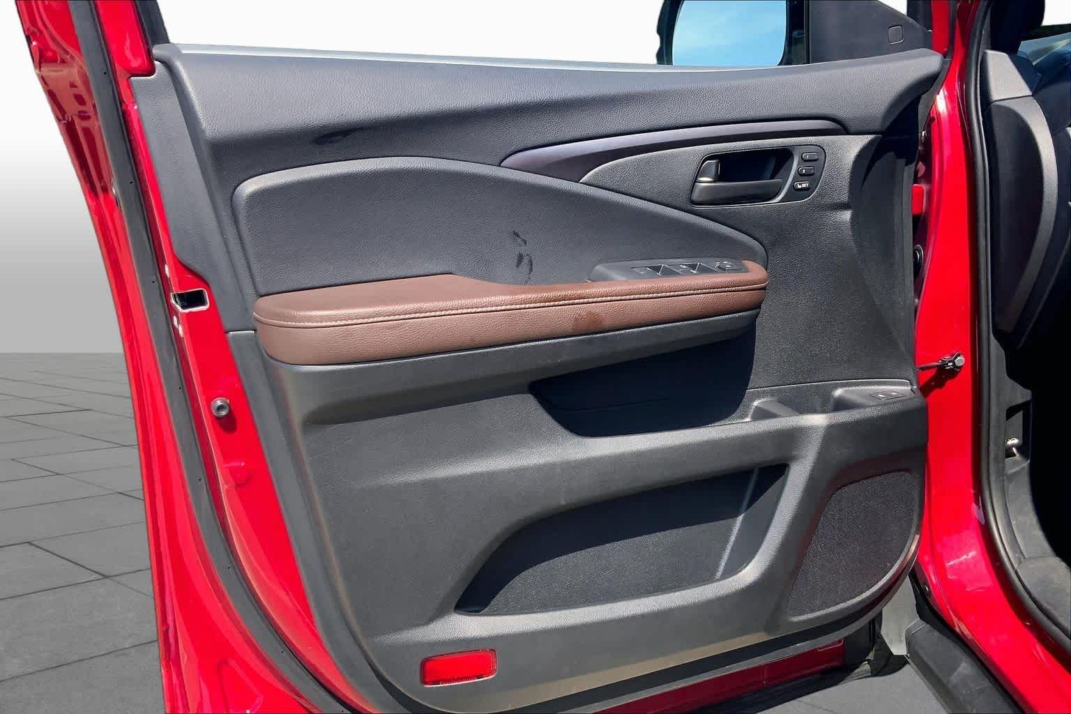 Used 2024 Radiant Red Metallic II Honda EX-L image 21
