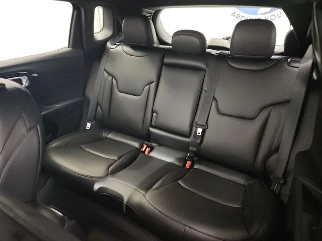 New 2026 Diamond Black Crystal Pearl-Coat Exterior Paint Jeep Limited image 24
