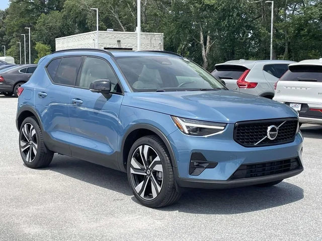 2025 Volvo XC40 B5 Ultra Dark Theme