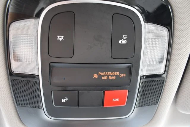 Used 2025 Silver Hyundai SEL image 31