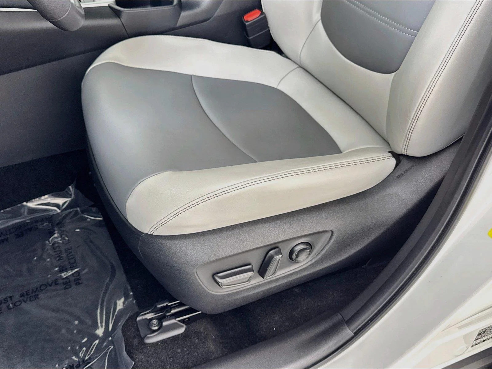 Used 2025 Wind Chill Pearl Toyota XLE Premium image 19