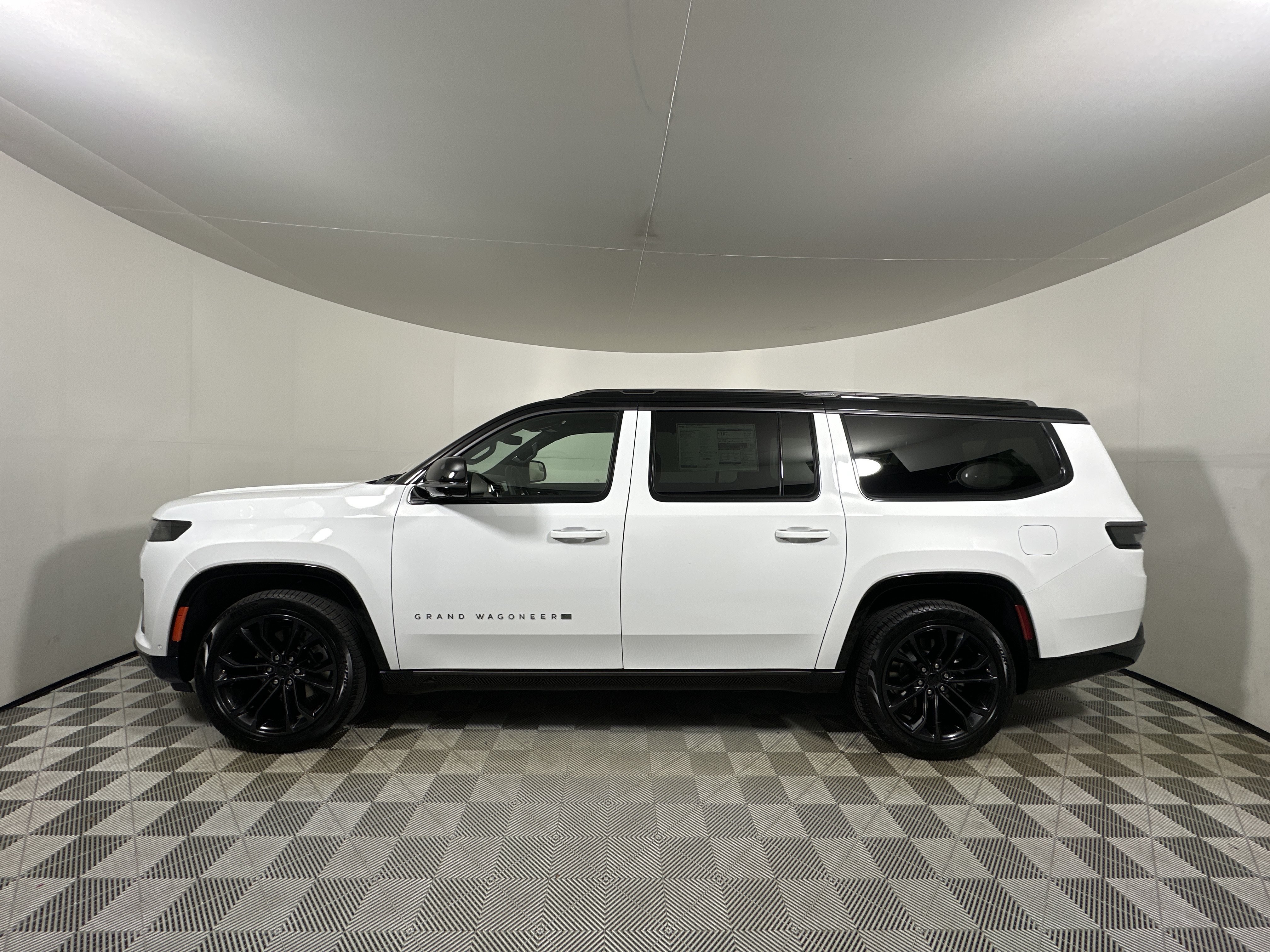 New 2026 Bright White Clear-Coat Exterior Paint Jeep Summit Obsidian image 4