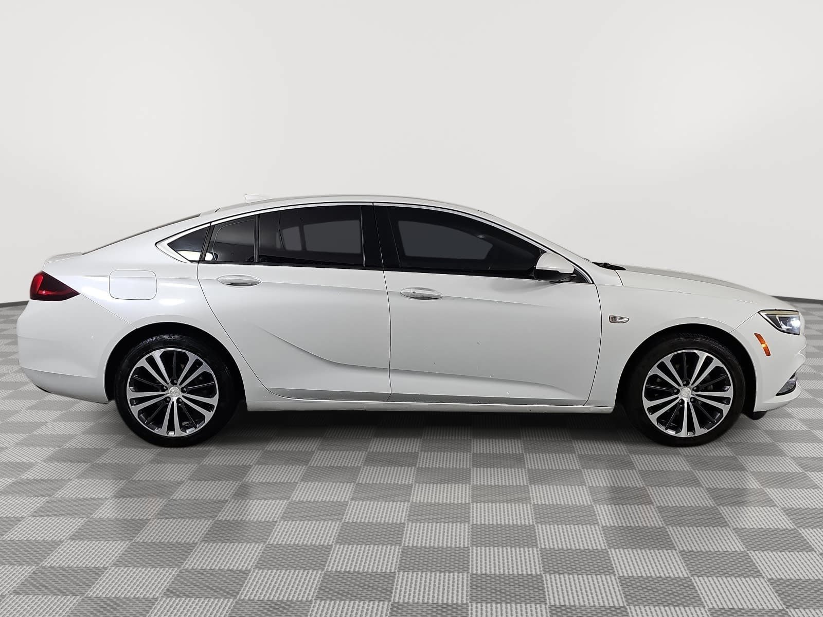 Used 2018 White Buick Essence image 9